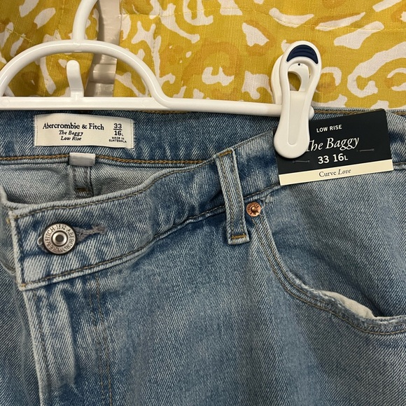 Abercrombie jeans. Light wash baggy jeans with a cuffed hem. - Picture 3 of 3